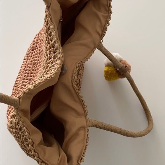 Old Navy Rattan 2-Tone Beach Bag With Tass… - Picture 6 of 8